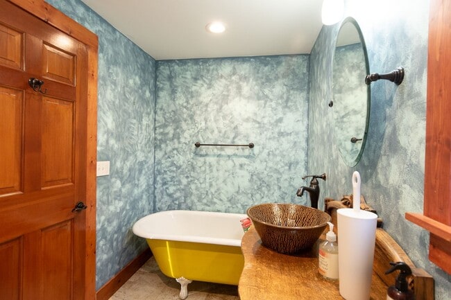 Building Photo - 4 Bedroom house conveniently located in Florence