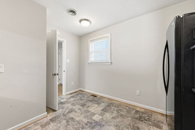 Building Photo - Charming 2-Bedroom Home with Hardwood Floors in North Highland Park