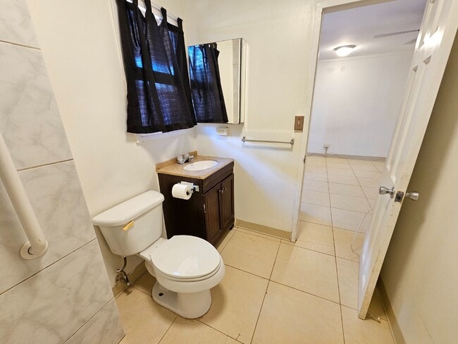 Building Photo - Studio apartment