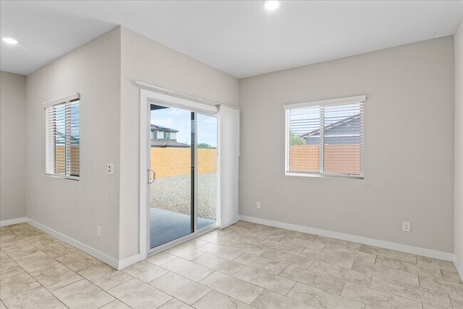 Building Photo - 993 E Cactus Wren Dr