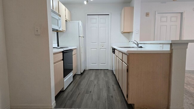 Building Photo - Spacious 2 Bed, 2 Bath Condo in Gated Comm...