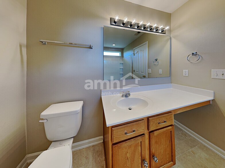 Building Photo - 2528 Ingleside Dr