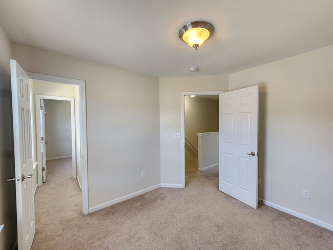 Building Photo - Great Location in the River Stone Community!