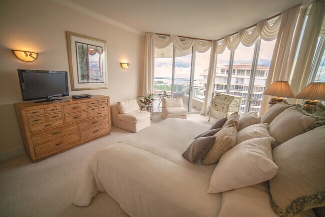 Building Photo - Luxury Seasonal or Annual Rental in the Prestigious Grand Bay Community – Longboat Key