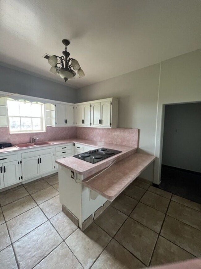 Building Photo - Farm house with room MOVE IN SPECIAL