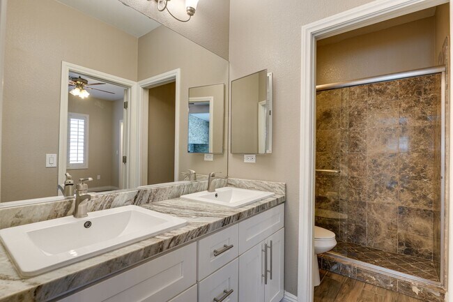 Building Photo - Luxurious 4 bd 3.5 bth Henderson Home in G...