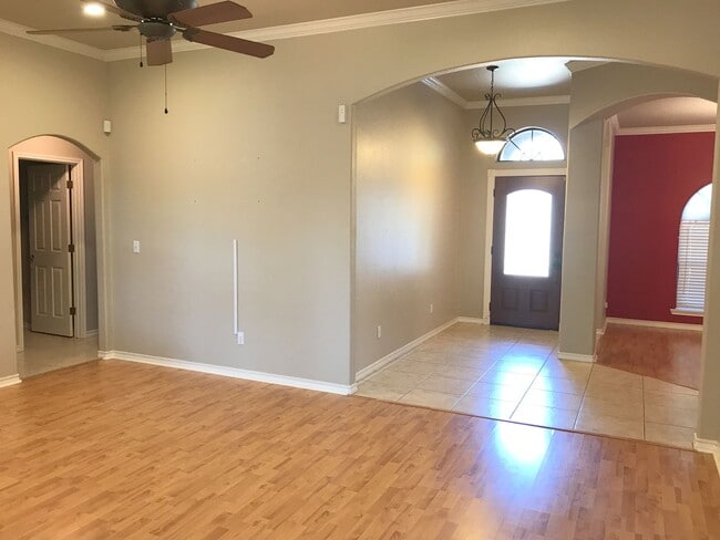 Building Photo - 15313 Guadalupe River Dr