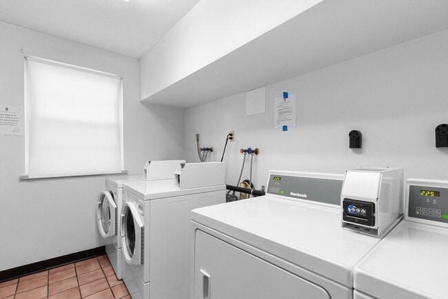 Building Photo - 180 Main St