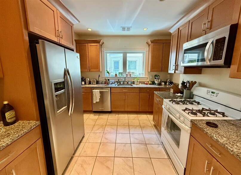 Primary Photo - 33 Pearson Ave