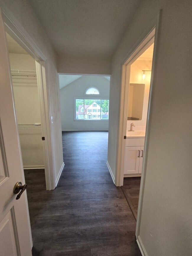 Building Photo - Beautifully renovated 4 bedroom home in Vi...