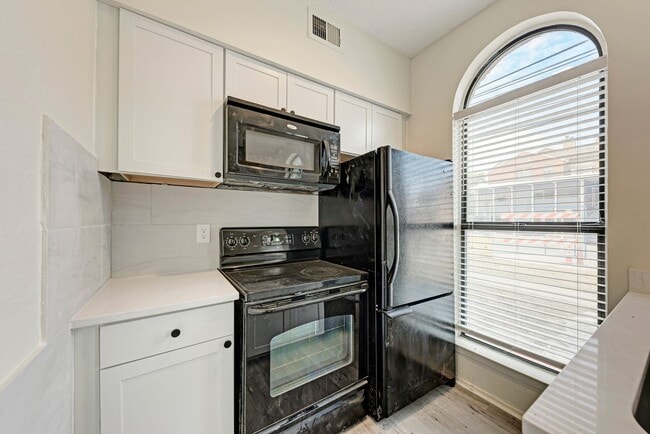 Building Photo - West campus 1 bed condo just 2 blocks from UT