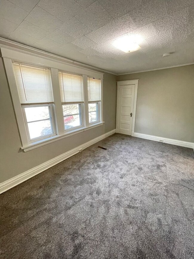 Building Photo - Available June 13th - 4 BED 2 BATH