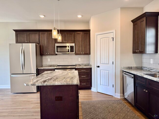 Building Photo - 212 Beau Claire Cir