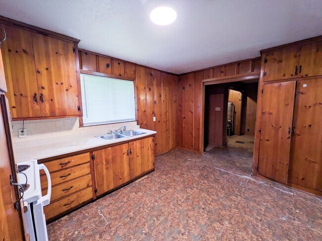 Building Photo - 3265 East Dr