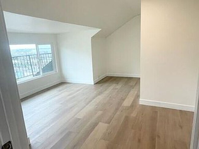 Building Photo - Upstairs 2 Bedroom Apartment with Extra St...