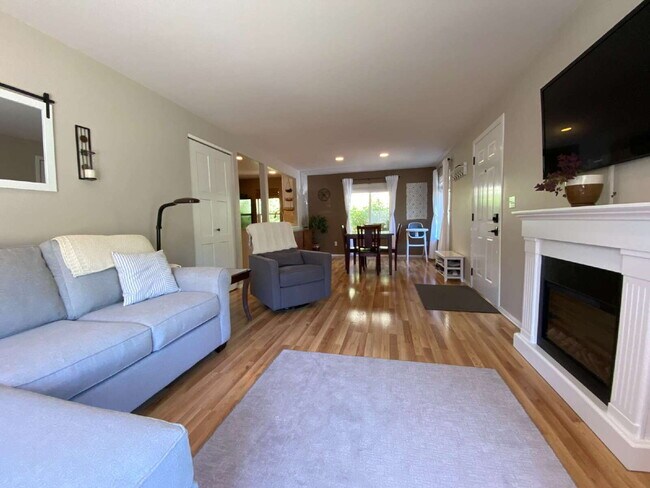 Building Photo - Quiet 3-Bed, 1.5-Bath Home with Large Encl...