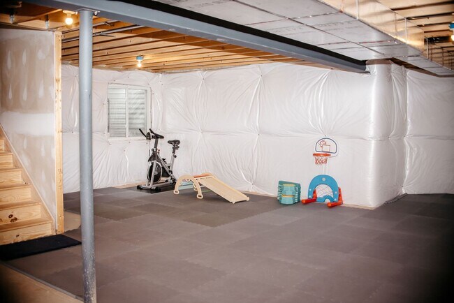 Building Photo - 220 Callie Dr