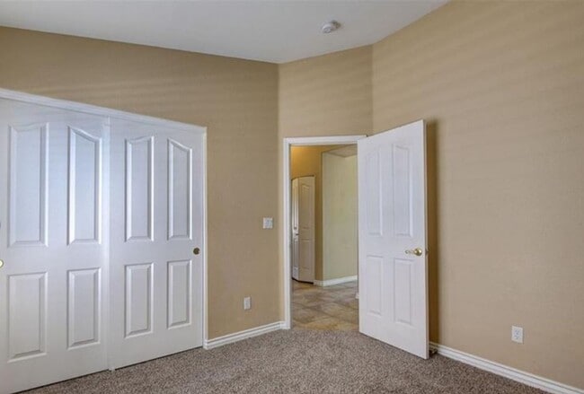 Building Photo - Single Story Gem!