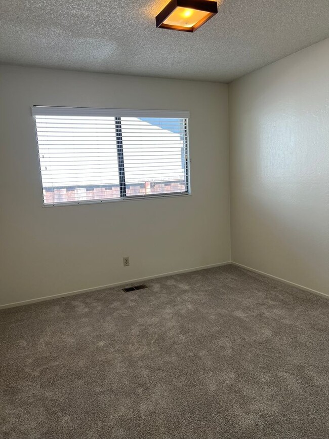 Building Photo - TENTATIVELY RENTED 4 Bedroom 2 Bathroom Si...
