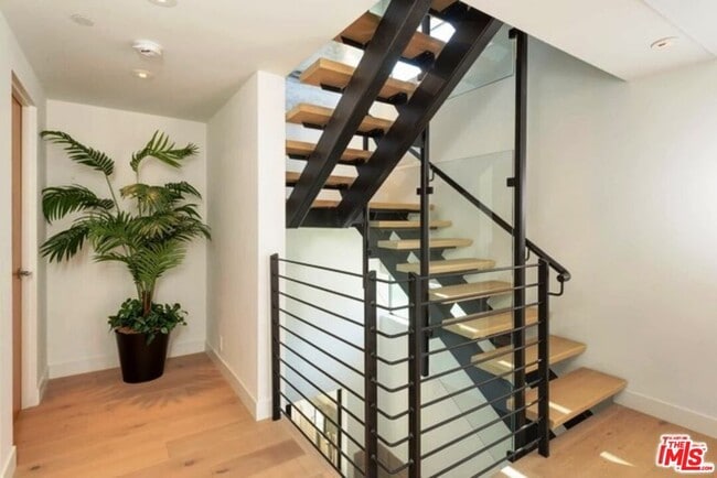 Building Photo - 6685 W Daychar Dr