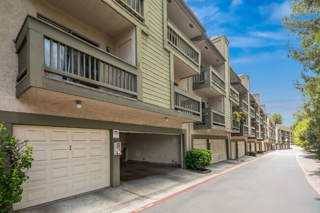 Building Photo - Welcome to your serene 3 BR 2.5 BA Townhome in San Diego!