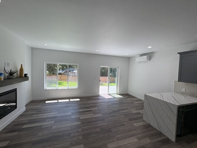 Building Photo - 3019 Hemlock Way