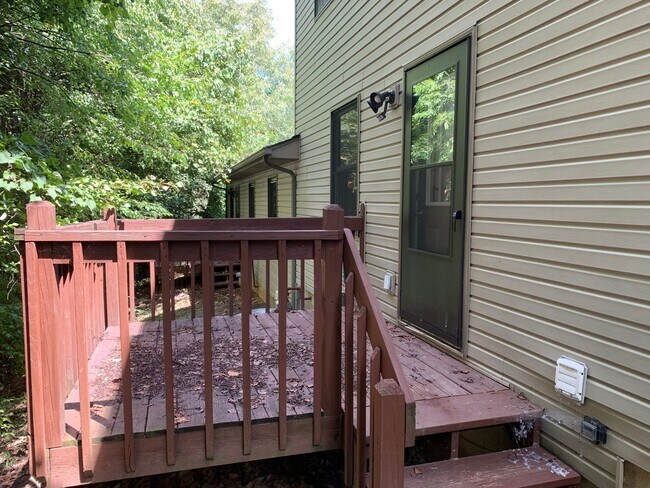 Building Photo - 3 bedroom, Spacious Townhouse: The Willows!