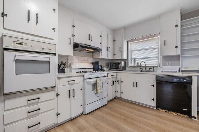 Building Photo - 218 Cactus St