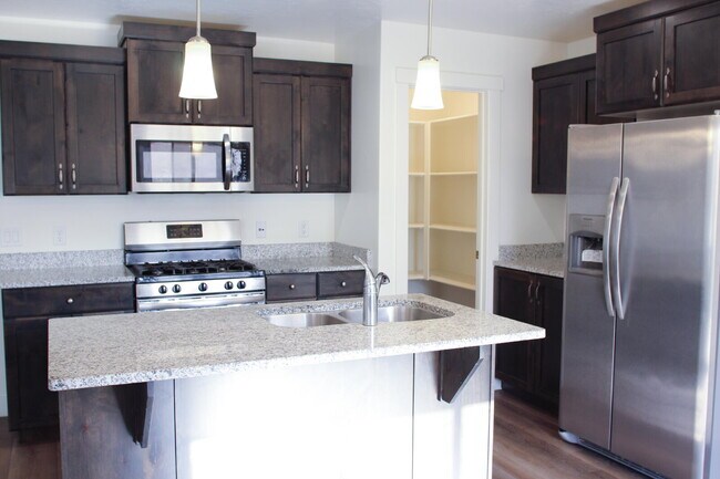 Building Photo - Spacious 4-Bed with 2.5 Baths in St George