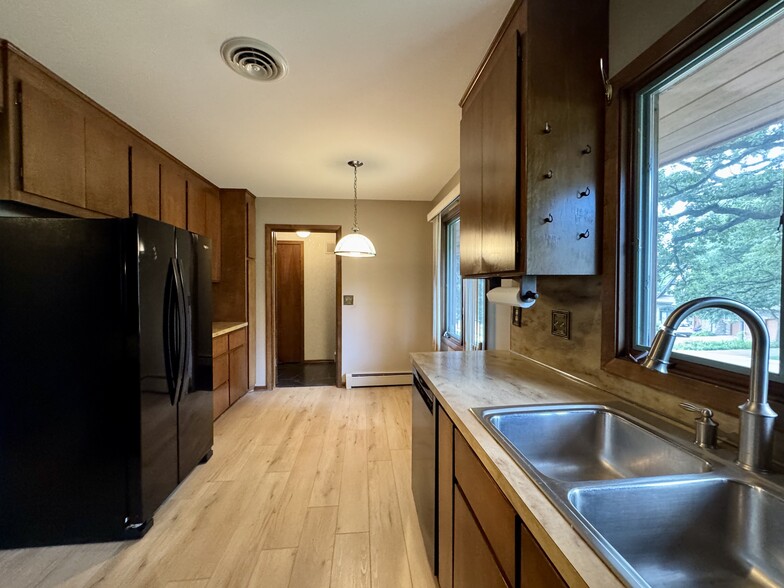 Large kitchen - 4007 Grimes Ave S