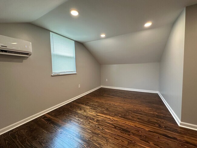 Building Photo - MPG387-389