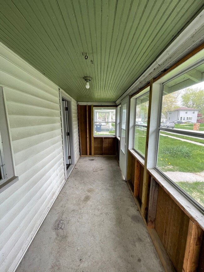 Building Photo - Updated 1-Bedroom with Private Fenced Yard...