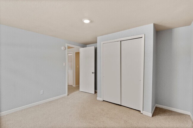 Building Photo - 3020 Avondale Dr