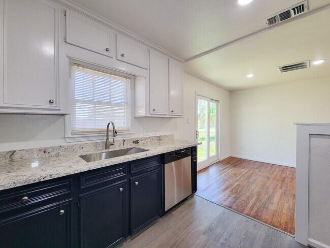 Building Photo - 413 S Market St