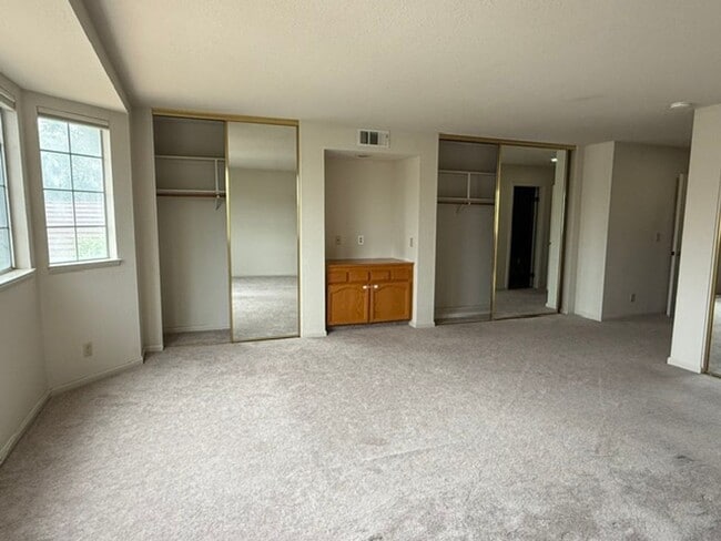 Building Photo - Spacious 3 Bedroom 2.5 Bath Two Story Home in Desirable Almaden Neighborhood