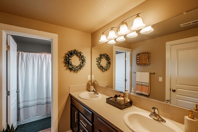 Building Photo - Beautiful 3 Bedroom on Large Corner Lot!