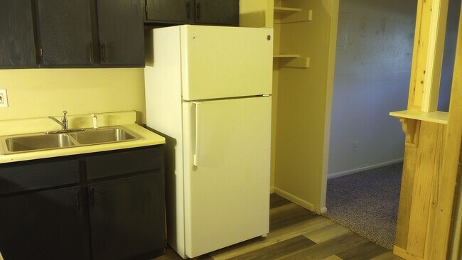 Building Photo - Great location off Leetsdale/Parker and Florida with lots of amenities such as AC, pool, hot tub,...