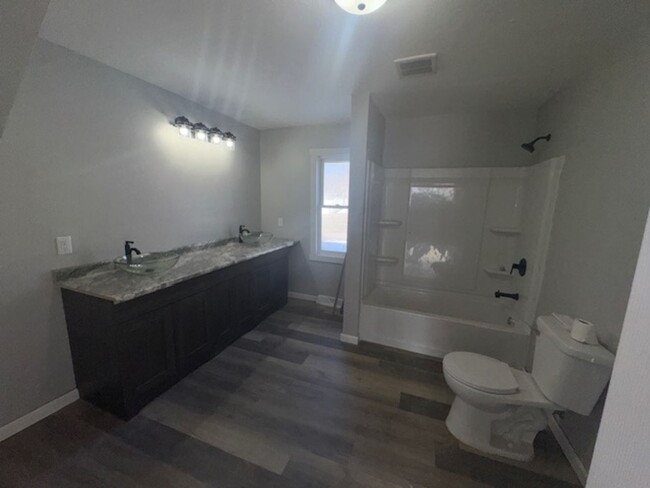 Building Photo - Fully renovated!