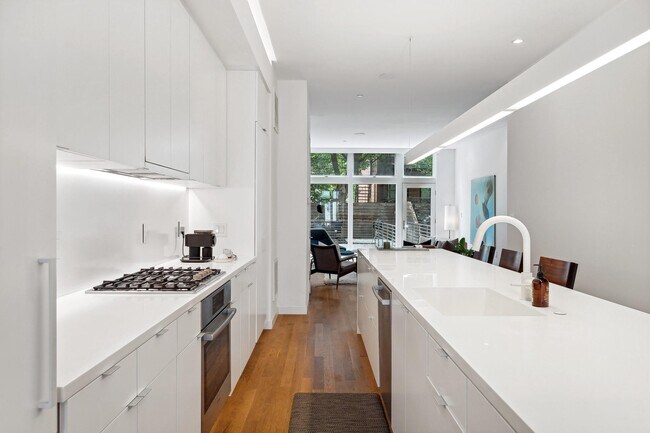 Building Photo - 1539 6th St NW