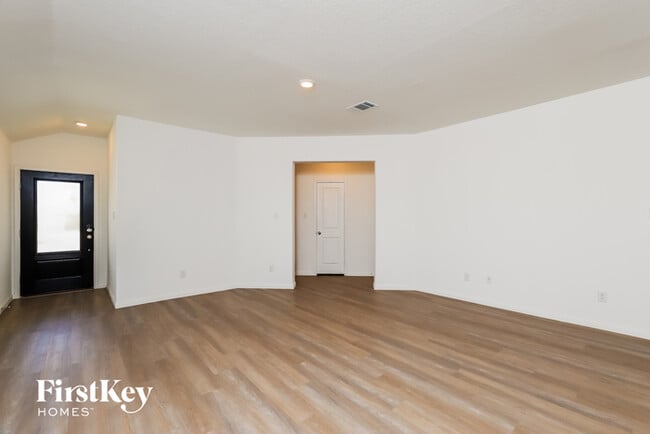 Building Photo - 10650 Vinateros Dr