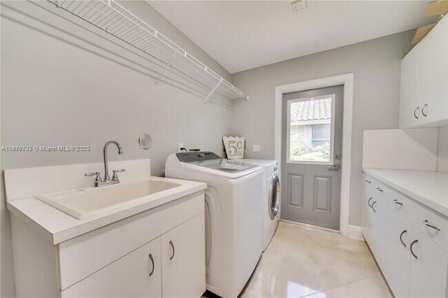 Building Photo - 1180 Manor Ct