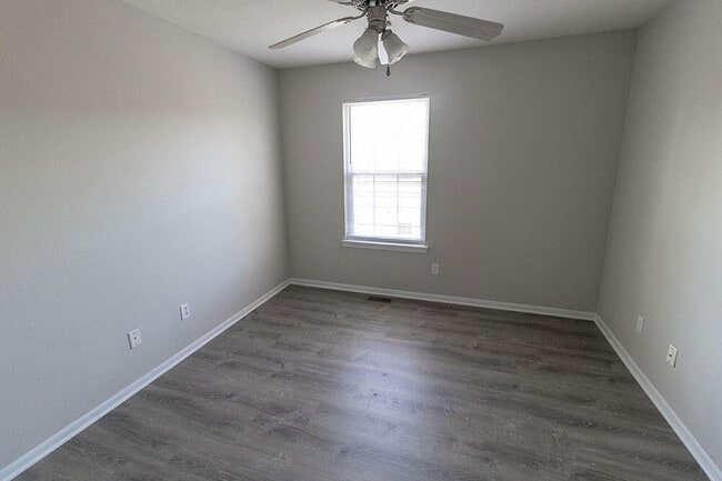 Building Photo - 5000 Derby Ridge Dr