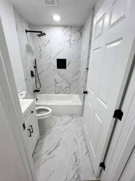 Brand new stunning bathroom - 1425 Little St