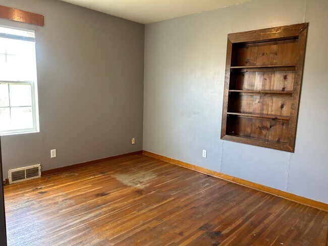 Building Photo - Quaint & Cozy Home