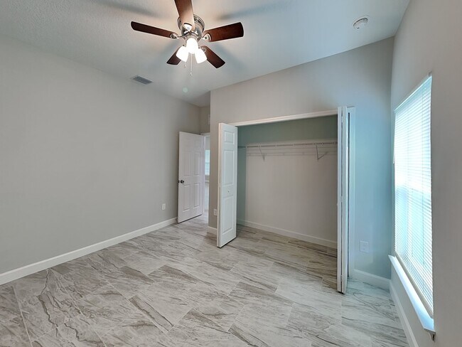Building Photo - 1002 Dampierre Ct