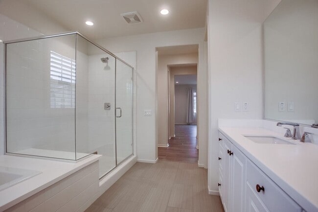 Building Photo - 5 Bedroom Home in Rancho Tesoro!