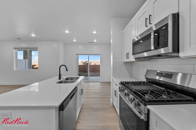 Building Photo - 1037 E Malibu Ln