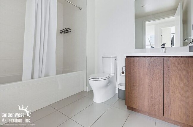 Building Photo - High-Rise Luxury 2Bdm 2Ba Condo in Downtown San Diego!