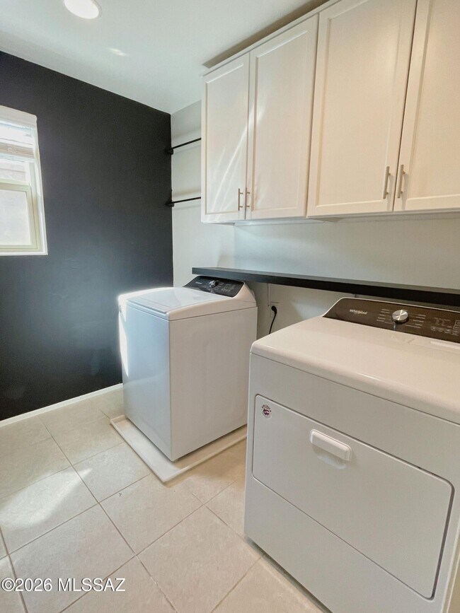 Building Photo - 866 E Artesia Pl