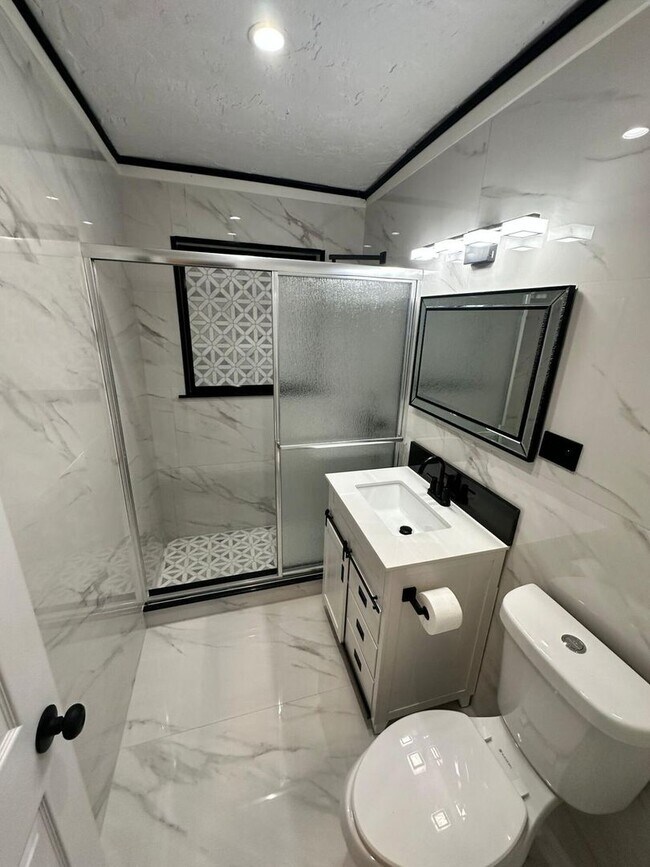 Building Photo - 104 NE 16th Ave